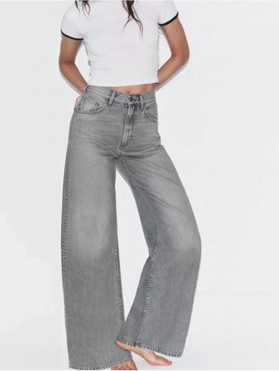 Zara Denim - Zara High-Rise Wide Leg Jeans in Grey Wash. 100% Cotton. 4 / 26 (actual 29X33)